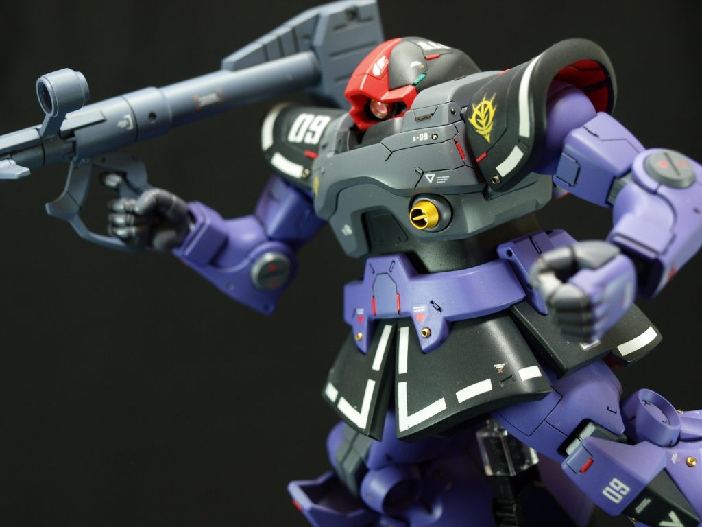 すこし寄ってみます。モノアイはHアイズの裏をシルバーで塗ってから取り付けてます。