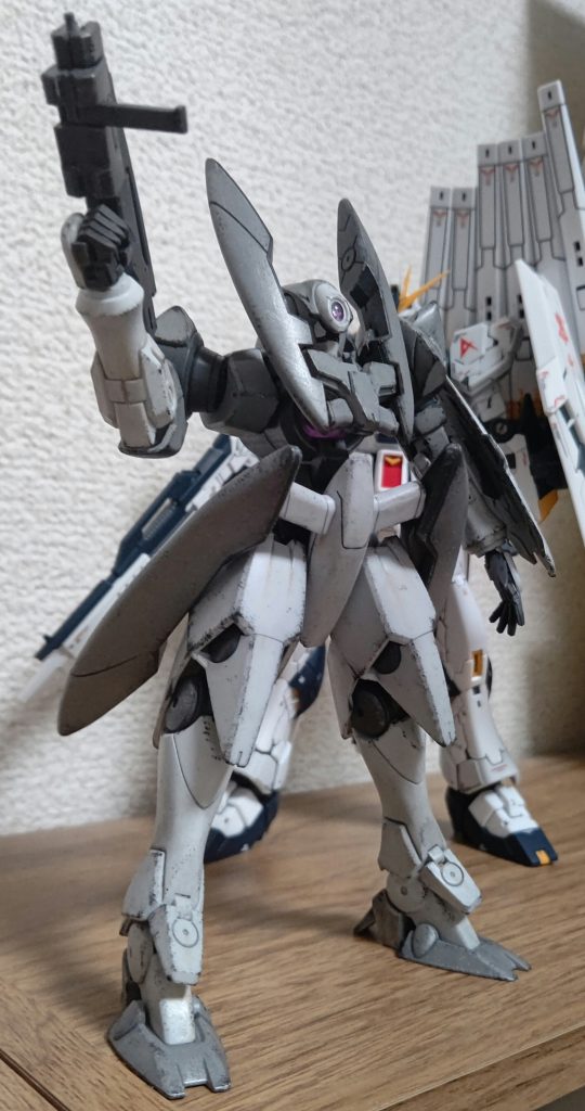 無理のないポーズを取らせても、首が回わらないのでカメラに目線をくれません。