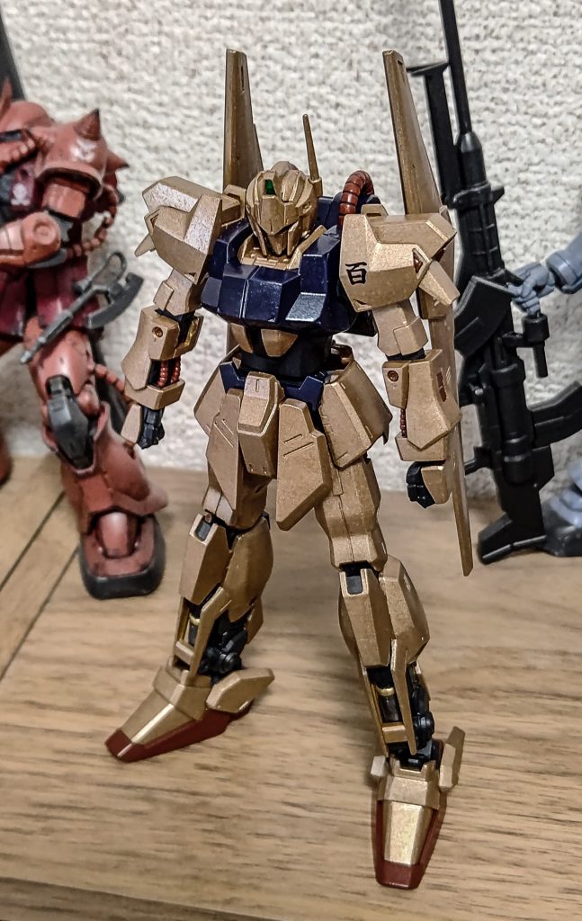 武装なし。両肩に百は個人的にいまいちなので左だけにしました。くるぶしの装甲、ちょっとうしろ側が尖りすぎてる気がするので調整すべきだったかも。それはそれとしてうしろのザクⅡがいい感じの色で写っています。メインで撮るとうまくいかないのに。