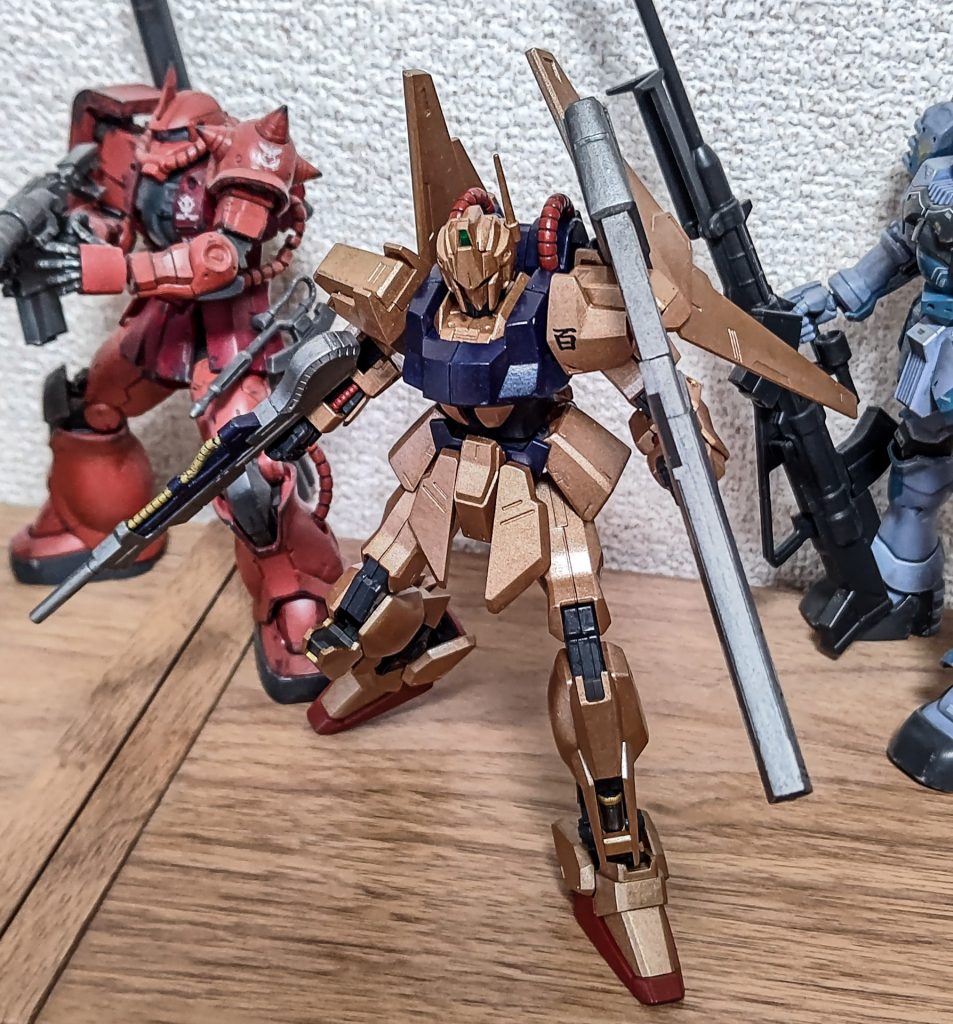 武器はシルバー系で塗装後にペーパーをかけて光沢をつぶしたつもりなのですが、なんていうか、石器。