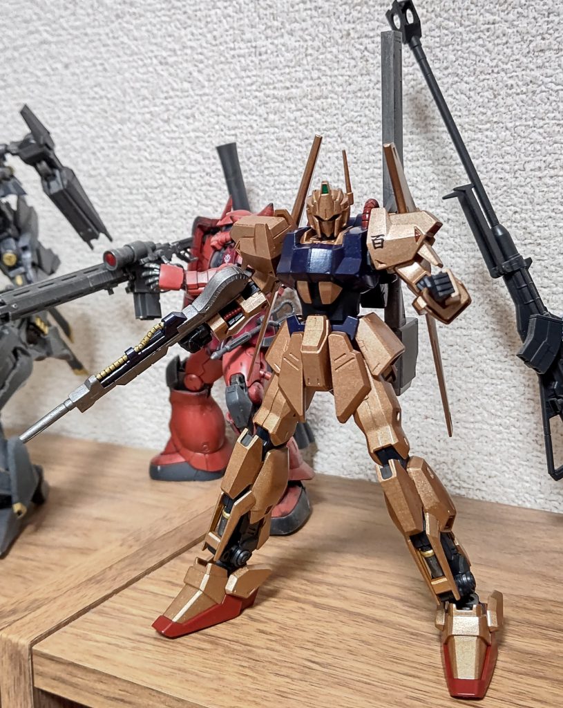 メインカラーは秋らしく落ち着きのあるローズゴールドで。胸部や足元の色もそれに合わせて調整。