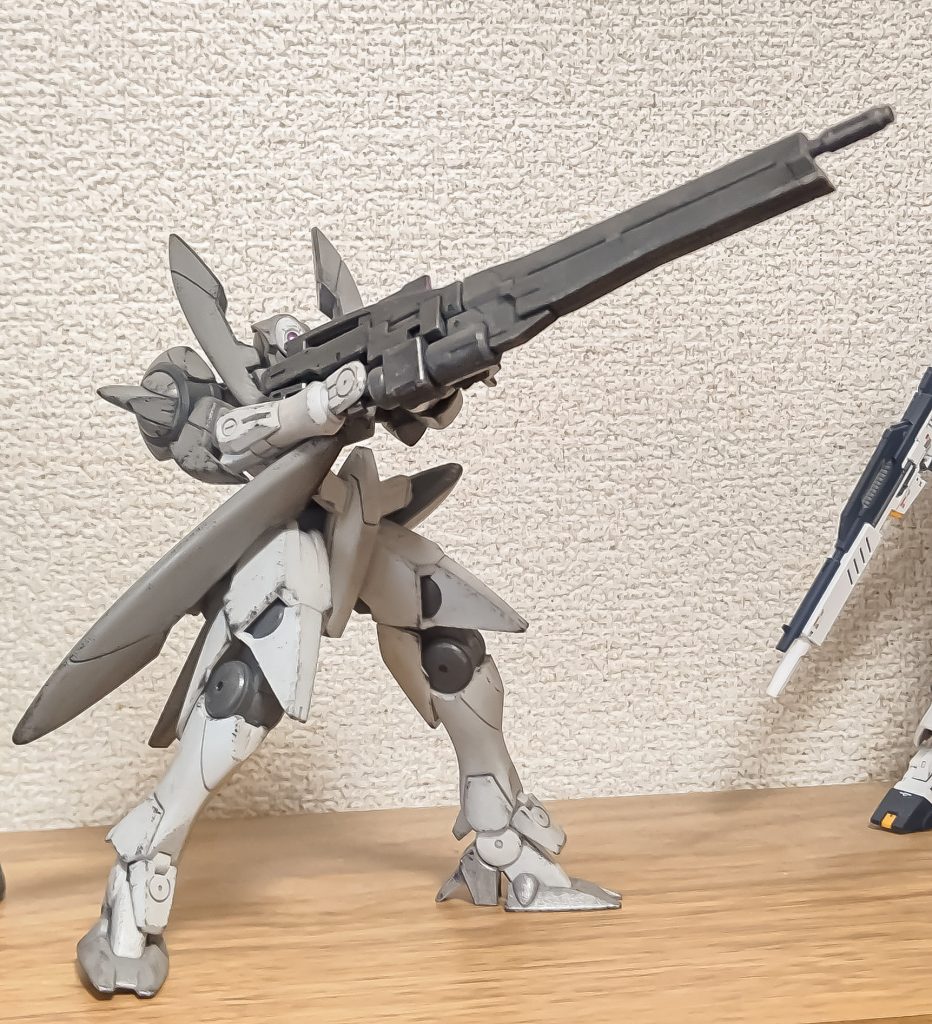 対空射撃。このキットはとにかく装甲の干渉が激しくてポーズが取らせにくいです。とくに胸部。柄の取り外せないフライパンくらい取り扱い難。