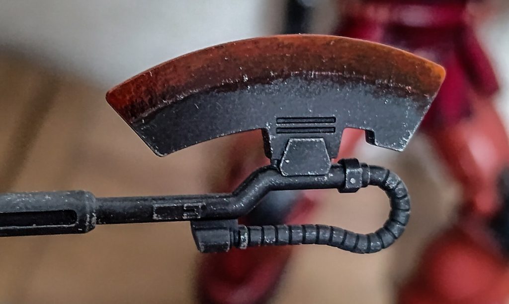 ヒートホークは焼けた鉄の画像を参考に筆塗りしたのだけど、これで殴ったら斧の方がぐにゃって潰れそう。