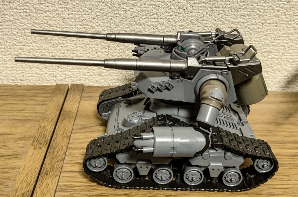 転輪はちょっとのっぺりして感じられたので、ドットボタンを貼り付けてみました。手芸店で275円。