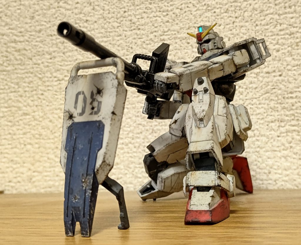 サムネイルの写真より迫力は劣る角度だけど、頭部センサーがいい感じにビョコンと光った一枚。弾痕がコンクリートのそれだけど、見栄え重視ということで。