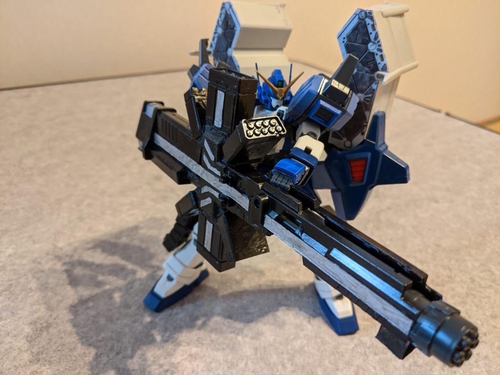 十字架砲、ガトリング状態両手持ち。ガトリング部分の砲身上下は隙間があるため、そこに左手をひっかけて保持。またこの隙間から見えるガトリングの砲身がたまらく好きです(笑)