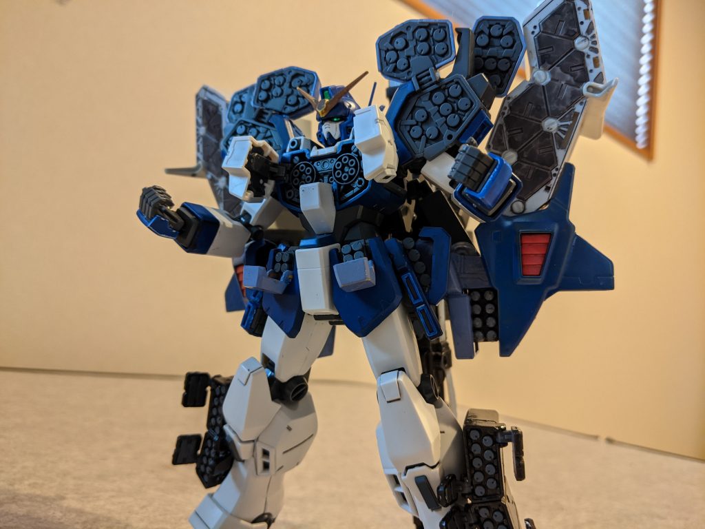 フルオープン全弾発射状態。ヘビーアームズ本体の武器に加え、背中のサーペントの肩アーマーミサイルも展開します。どうしても背中の武器と腕や腰が干渉し、思うように動かせなかった本機ですが、フルオープンにしたとたん、すべての部分が一切干渉しなくなる不思議・・・。