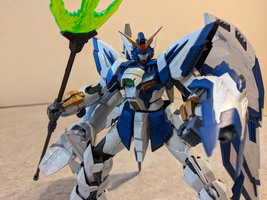 シールド内のヒートロッドが付いていたところには四角のポリキャップを接着し、MA形態時にはここにビームトライデントを接続しております。文中にもシールドにビームキャノンみたいな内容もあったので、合わせるとこんな感じになって、ポリキャップがビームキャノン発射口に見えるかな〜と思います。 以上、カンタン改造のエピオンパイでした。ご覧いただき、ありがとうございました!