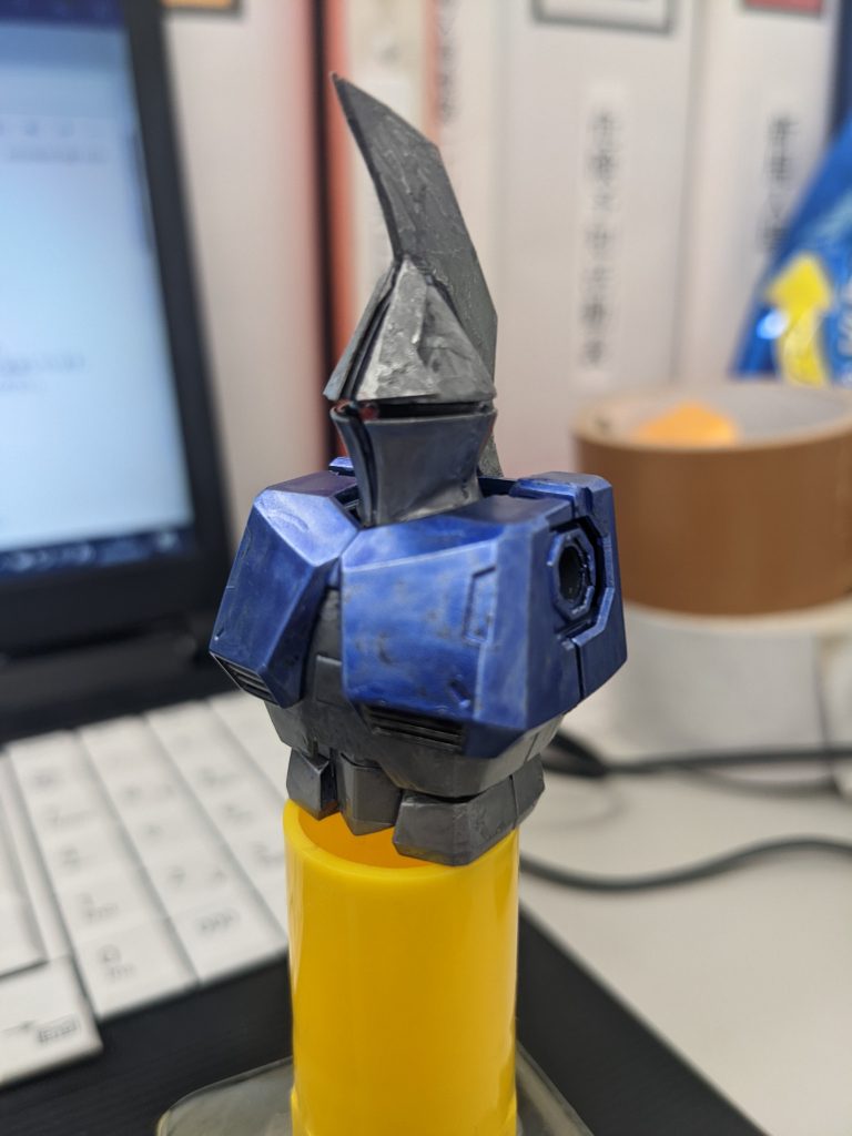 少し改造。ブレードを頭部につけ、シルバー系のマーカーで着色。なんかロ●ンマスクみたいにも見える。まぁでもなんか足りてきた。