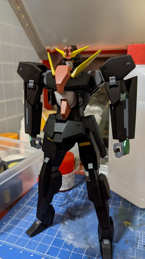 セラフィムガンダム(デカール貼る前)半光沢の黒がのり良く綺麗に塗れましたセラヴィーとは打って変わって細身で引き締まってます
