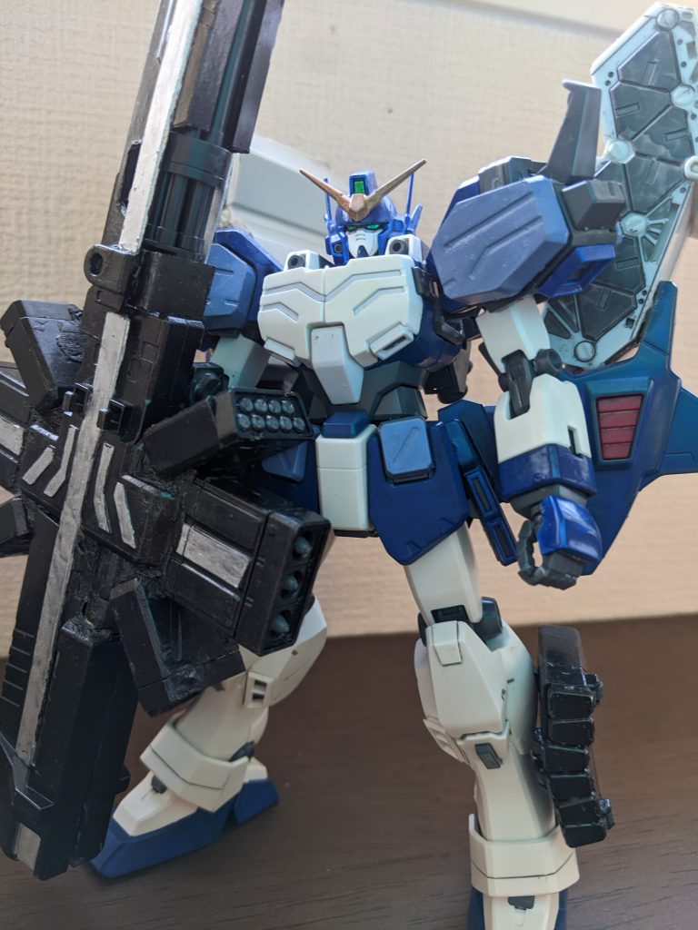 完成してみて「このボリュームでこそウイング系だ!」と、謎の納得をしてしまいました(笑)見ての通りですが、バックパックのウェポンラックを上下逆に接続し、下向きに1/100サーペントカスタムの肩アーマーを接着して機体色に合わせ、さらにその上に1/550デンドロのウェポンコンテナを接着。そのまんますぎる気もしますが、ヘビーアームズのイーゲル装備みたいな感じで、いいかな~と思い、無加工そのままです。コンテナのふたパーツは半分が行方不明だったので、思い切ってはずしてあります。