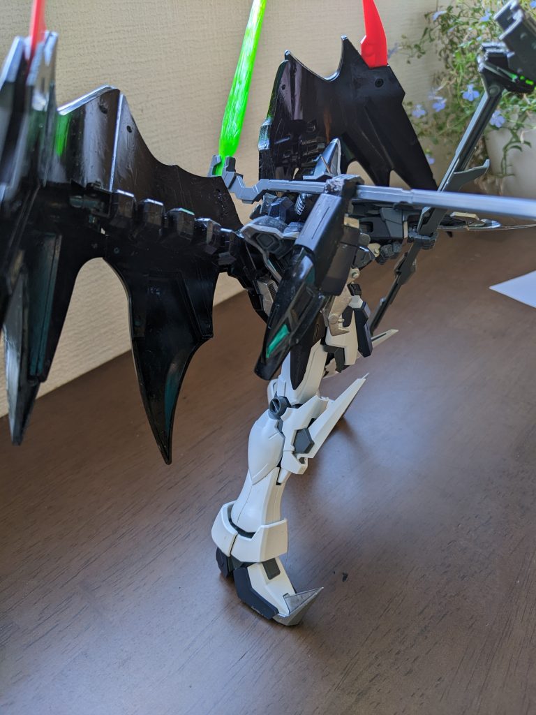 サイドショット。右腕にも、旧1/100ガンダムナタクのドラゴンハングをカットして作った小型シールドを装着。あと、見えにくいですが腕の内側に旧1/100エピオンのクローを装着してあります。このへんの意味も後ほど。デスヘルのクロークつなぎ部分が紛失していたので、ナタクのドラゴンハングの接続部分を利用しました。おかげで、自由自在に開いたり閉じたりできるように見えます。見えるだけですけど(笑)で、この機体作ってて一番気を使ったのが次のものです。