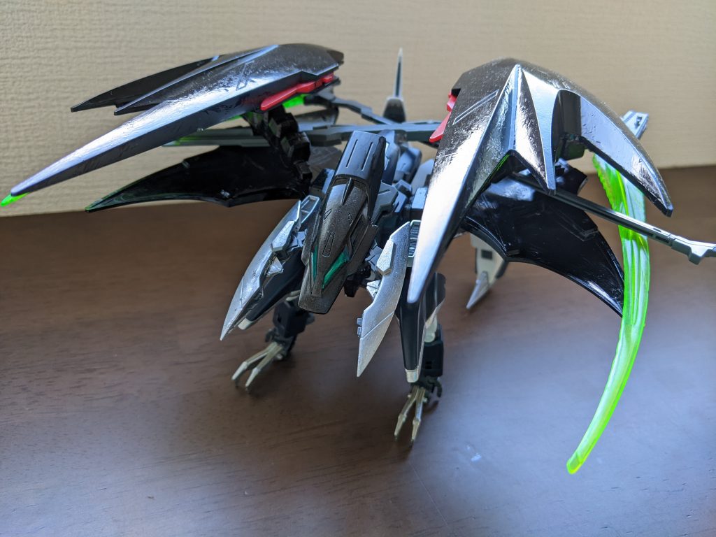 ワーロック、キーワード「乾坤一擲」、モードフェンリル!と、いうわけでモードフェンリルを再現してみました。下半身を180度回転したのち、足首を180度回転して後ろ足完成。エピオンクローを手の平に付け替え、肩の引き出し関節を最大まで前に出し、前足完成。バスターシールドと先程の右手のシールドを組み合わせ、バックパックに接続して顔完成。バックパックのサイドスラスターを180度回転し、アクティブクロークを折りたたみ、そこにビームサイズ2本をかませて背部完成。正直、このモードから逆算してMS形態を作ったようなものでした。なかなか見栄えのするできになったのではないかなと個人的に満足のいくものになりました。