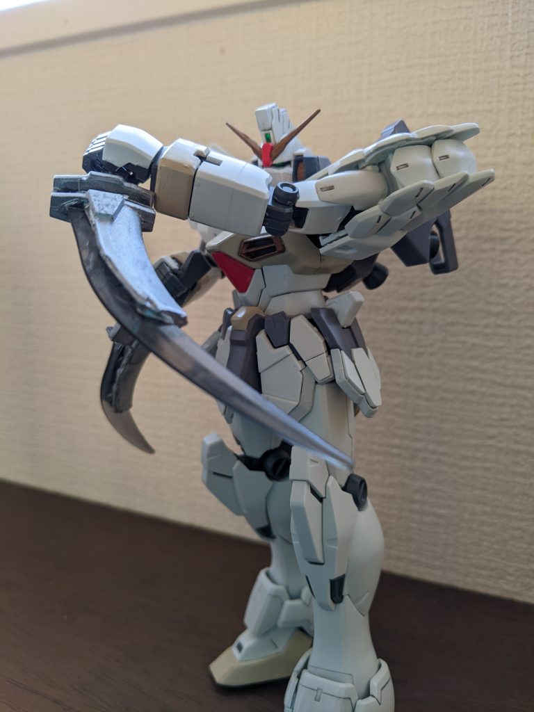 まずは現在編の未完成バージョンイメージのショット。「踊る暗殺者(アサシン)」「中東のベリーダンサー」というフレーズから、軽装で小剣逆手持ちかな~と想像してこのような感じ。表紙絵からのイメージで、MGサンドロックそのまま、黄色の部分を白、黒の部分をサンドイエローで塗装。小剣ジャンビーヤは、旧1/100サンドロックカスタムのヒートショーテルをばっさりカットして作成しました。フェイスマスクはMGシュピーゲルのフェイスマスクのアゴ部分をカットして白で塗装したものです。