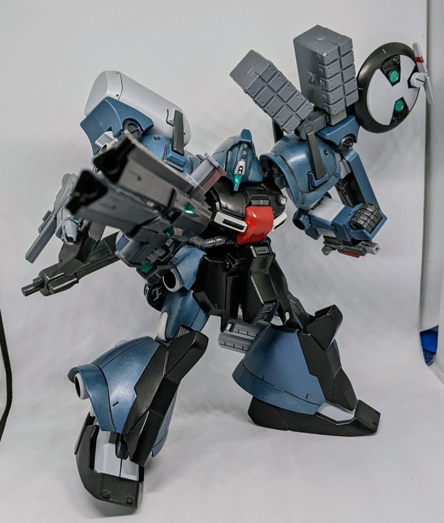 ［クレイ・バズーカ・デュアル］「ゼク・アインに登録されていたクレイ・バズーカのデータを元に開発されたオーダーメイドウェポン、上下それぞれのユニットから同時・交互に発射することが可能な他、多種多様な弾薬を装填できる。」ジョウガンの二連装狙撃砲が似合うと思ったのでそのまま装備させてみました。