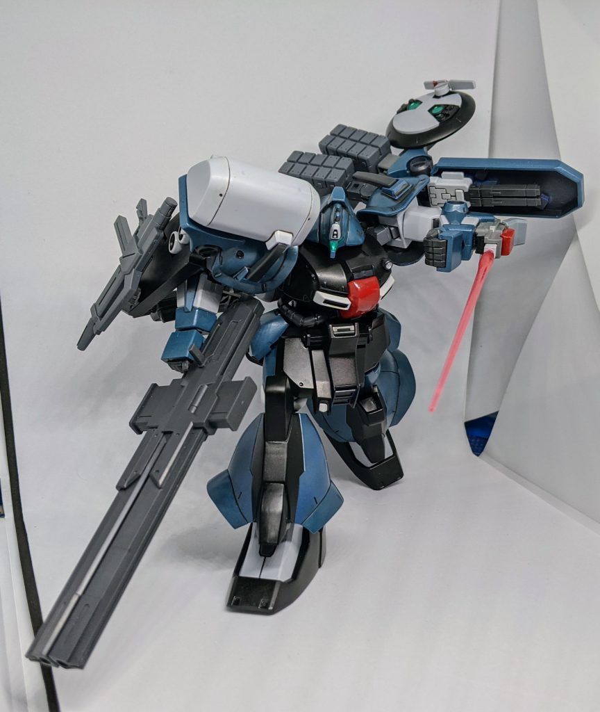 ［高出力ボックスタイプビーム・サーベル］「左腕部に装備した近接武装、重武装かつ重装甲な本機における緊急時の防衛策としても装備されている。出力の調整が可能な設計となっており、状況に合わせ調節を行う。」ビーム・サーベルはそのまま使おうとしましたが折角なのでボックスタイプビーム・サーベルにしてみました。