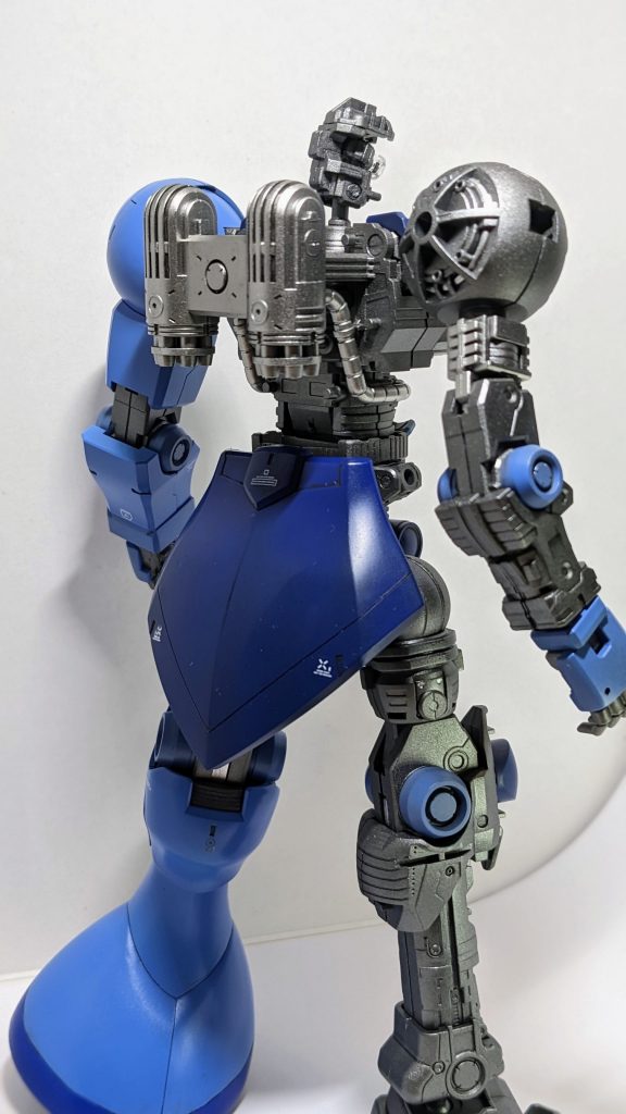 シルエット通りのスリムなフレーム。非常にホネっぽいです。肩の球体構造が非常に好みです。