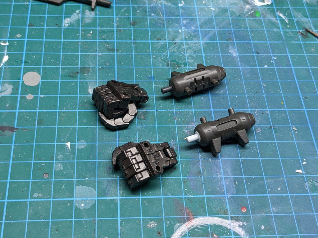 拳はM.S.Gのアクトナックルを使用。グラントンファーの部分を根元から切断して接続軸を生やしました