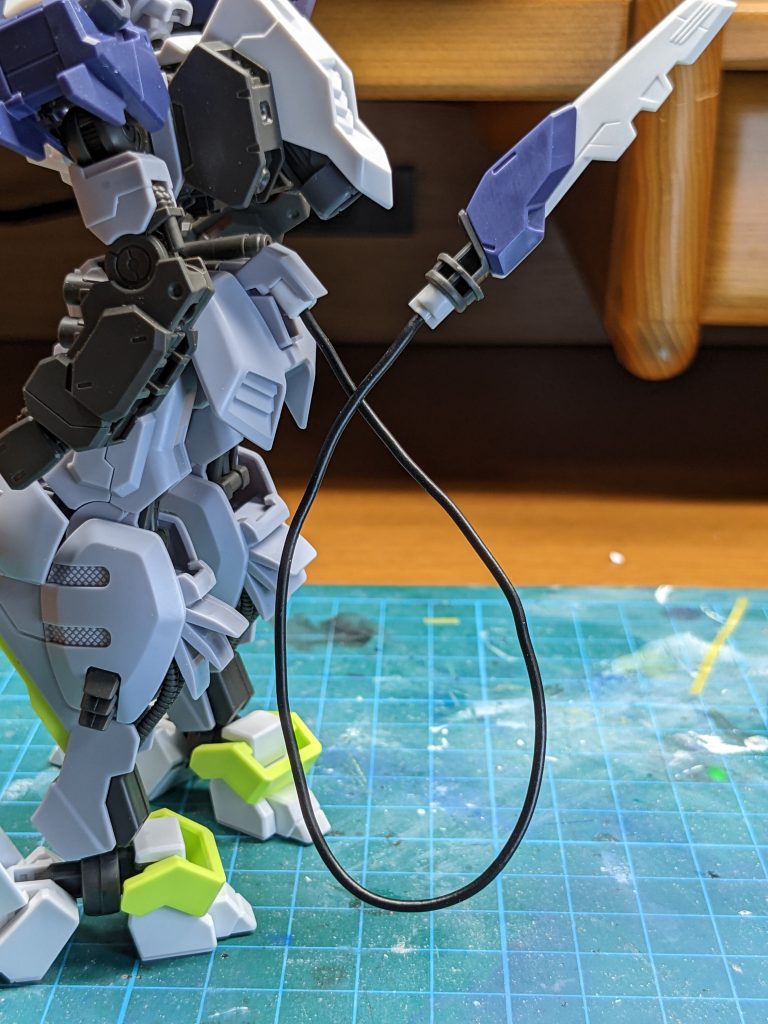 リアスカートのマウントラックを改造。接続軸とワイヤーはこんな感じで繋がってます