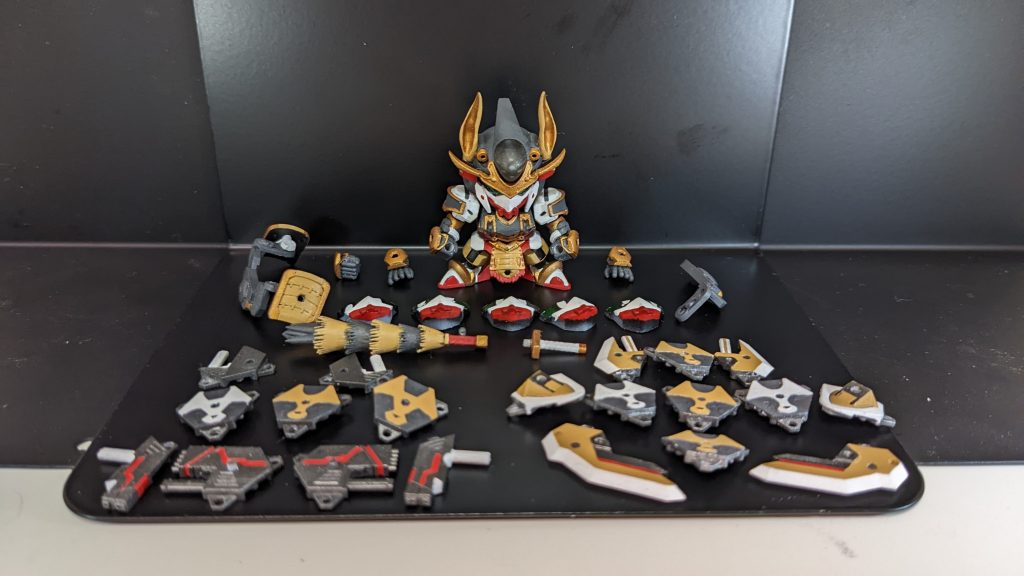 部品一覧。タヌキガンビット…ブレードシールドセット(以下BS)…盾→分離し本体各所に装備、組換で翼、大剣、大鎌へガングリップセット(以下GG)…大型ライフル→ハンドガン、マシンガンに分離、組換で中型火器BS+GGセット…組換で弓と矢、メガランチャー等