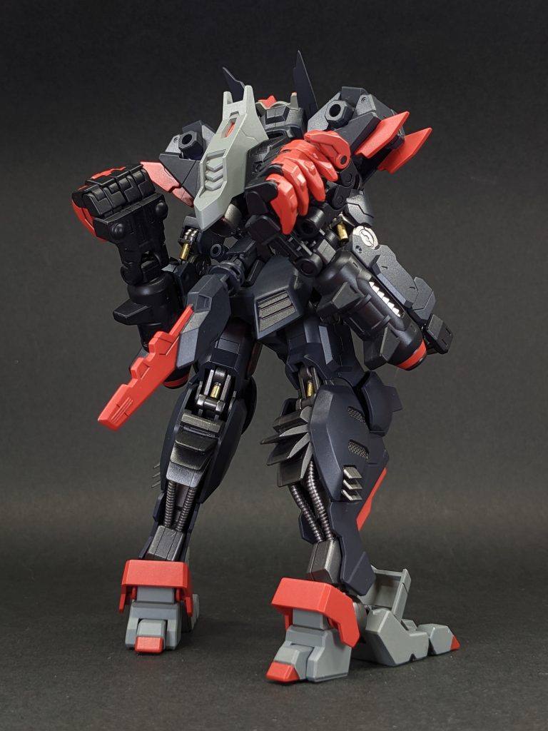 元のキットはガッシリした下半身に対して、上半身が細い感じがしたので肩をユーラヴェンの物に変えて全体的にマッシブなフォルムになるように改造しました