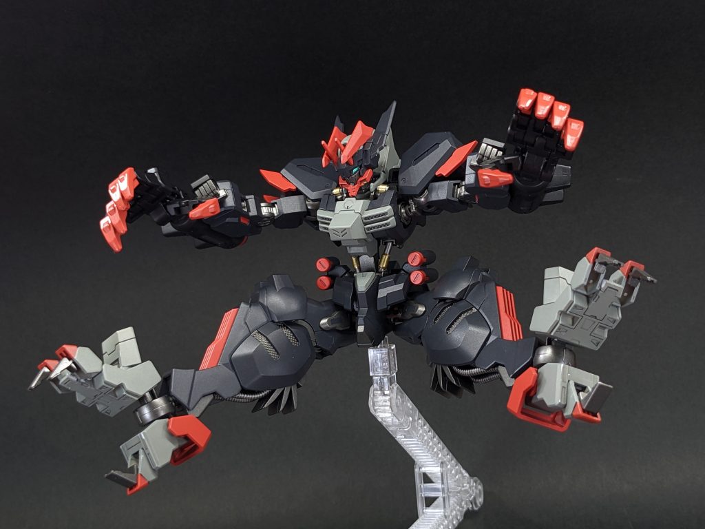 碗部と脚部のクローで獣のように襲いかかる