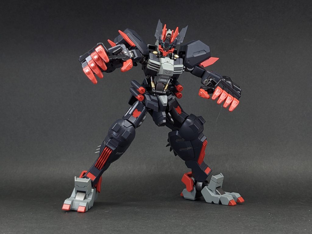 ギガントクローメイン武装。鋭い爪先で貫いたり、巨大なマニピュレーターで握り潰す