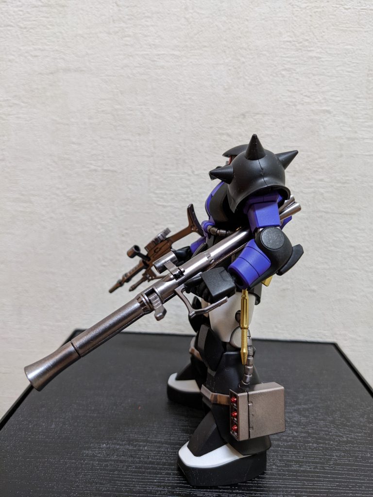 左側面最近作った黒い三連星旧ザクが良さげだったので、「成形色が黒ならコレで!!」と思い、パープル、ニューホワイト、ガンメタ、ゴールド塗った後、つや消しクリア吹いて完成です。ヒートホークをゴールドで塗るのは、ちょっとしたマイブームです😆あと、左手にも銃持ち手が着いてたので得した気分!(単純だなぁ・・・😅)