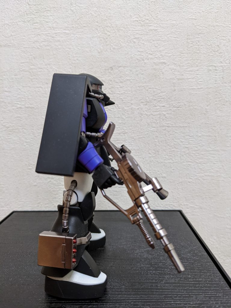 右側面シールドに他のキットで余ったシールでも貼ろうかなと思ってたのに、忘れてクリア吹いてしまった💦まぁ良しとします😅