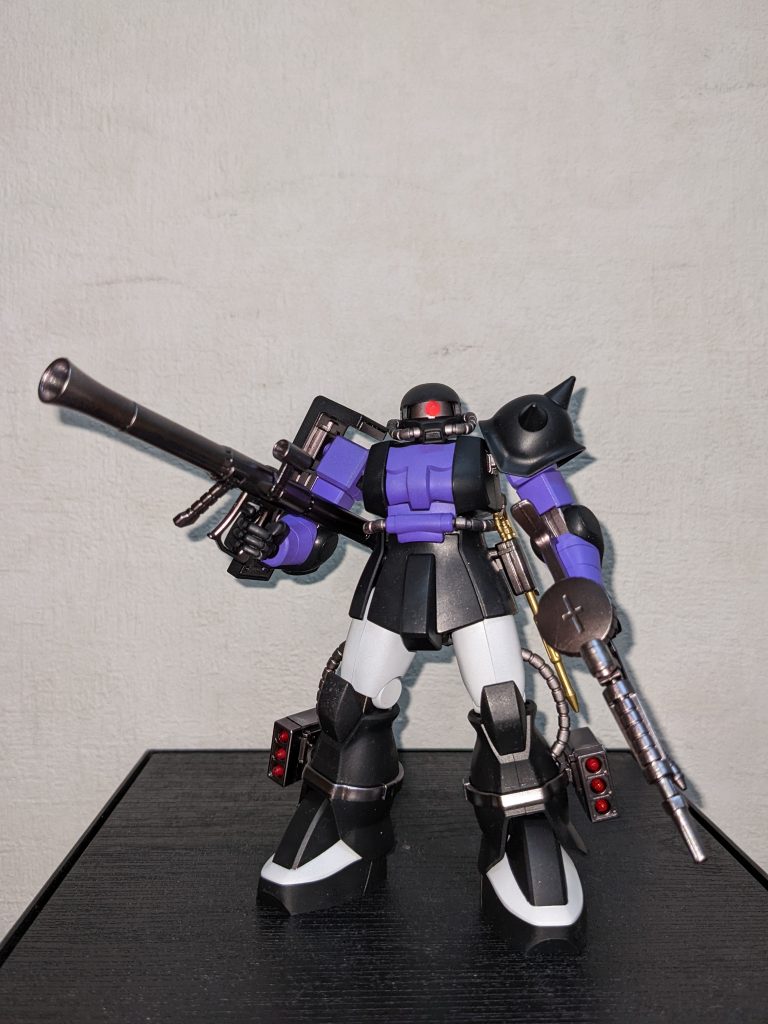 正面(フラッシュ使用)実際の肉眼で見た色味はこっちの方が近いです。両脚ミサイルポッド付きのザクが好きなのと、単なるプロポーションの好みで、自分はREVIVEよりコッチ推しです😊プレバンでたまたま見つけたのと、1/144緑ザクはここ数年で2つ作ってるので、迷わずポチりました😆