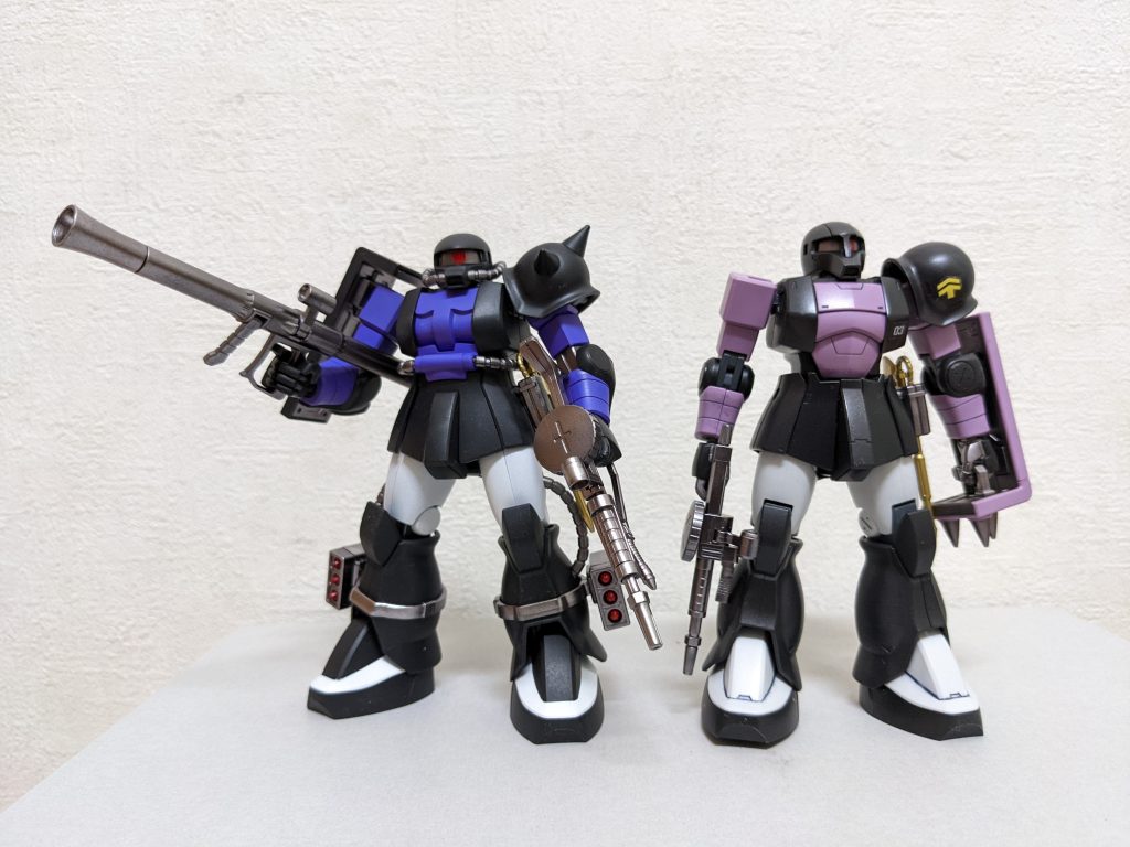 ホンモノ❓の旧ザクとのツーショットこうして見ると随分色味が違うなぁ。けど、ガンマカの限られた色数の中でワリと健闘したのではないかと思ってます😉