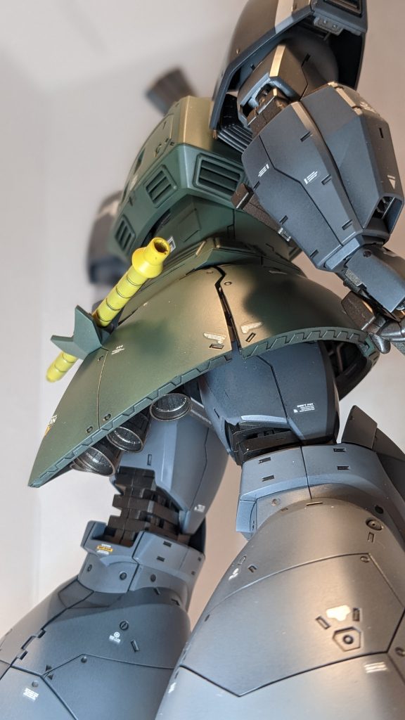 ランドセル無いMSって変な感じ。ほぼ見えませんが、尻裏と足スカート内と足の裏のバーニアがいっぱい。