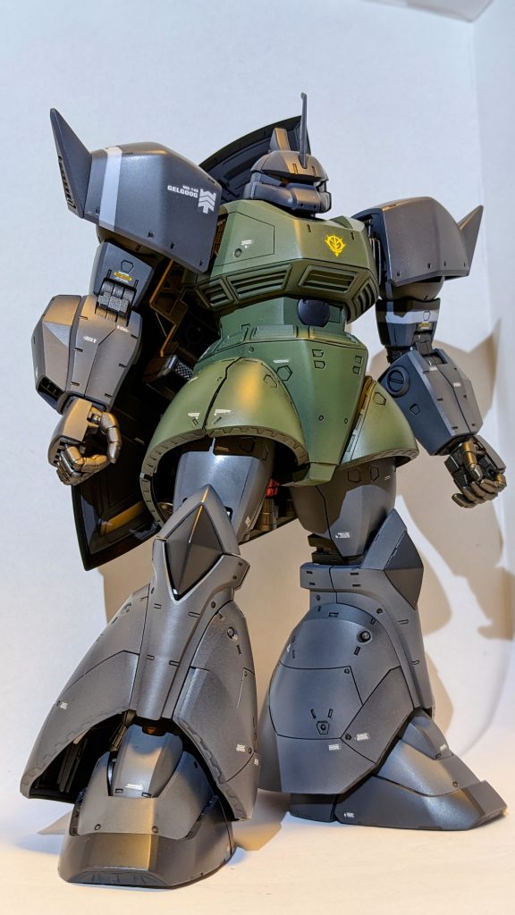 マッシブなプロポーション！ザクさんがまるで激ヤセに見えます。あと、シールドナナメに背負うのって良くないですか？