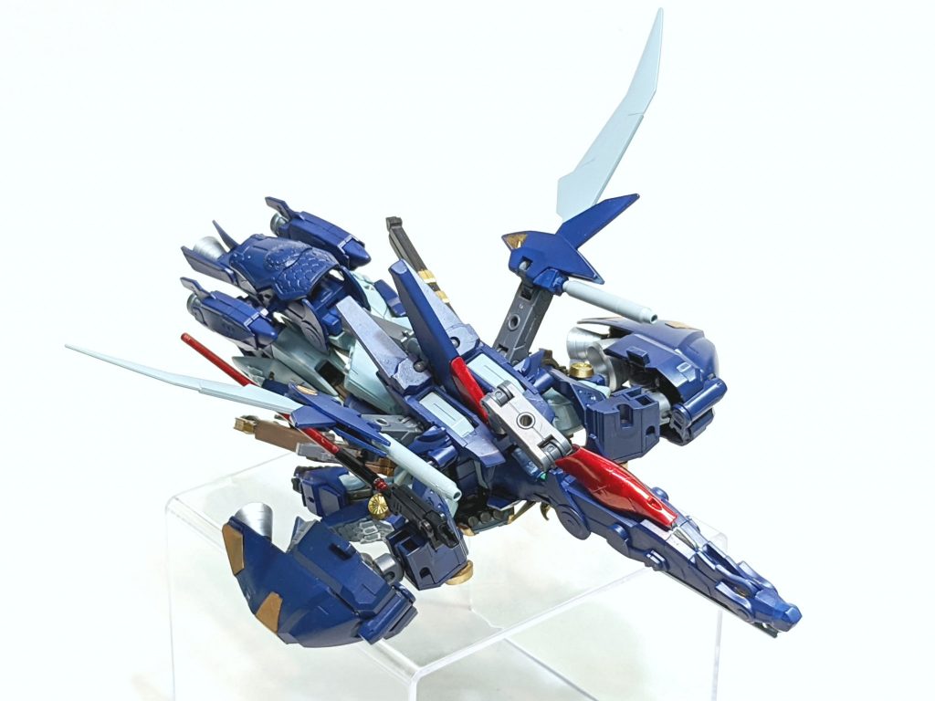 BWS(バック・ウェポン・システム)やはりHGUCリ・ガズィの売りである、BWSを使わないのはもったいない。しかし、今回設定がないので、勝手に解釈設定し製作。まずMA形態ですが、こちらも「青龍」意識し龍の意匠を取り入れてみました。ジャンクパーツで、SD黄忠ガンダムの弓の部分。龍の頭を機首に持ってきて、尻尾にスラスターつけ、ブースターに。BWSの機首部分も使い組み上げました。一応、龍の口部分がメインビームキャノンになっています。結果として、武者リ・ガズィBWS単体は東洋の龍をイメージに。BWS装備MA形態の姿では西洋ドラゴンのイメージにしたつもりです。一応透明の台に乗せてごまかしていますが、MA形態は安定性があまり良くありません。