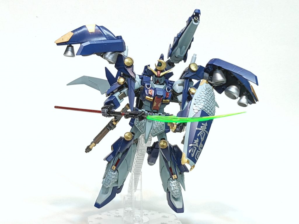 そしてMS形態ですが、装備を武者当世具足から一転、大鎧(おおよろい)でイメージ。両腕が収納されるカバー部分を利用し、大袖(おおそで)とし、主戦場が木星宙域と考え内部に大型のスラスターを付け木星重力圏に抗うだけの推力のある機体へ。GP02やGP01-Fbをイメージしました。接続する基部をに当たる部分をダブルリベイクライフルを活用。またトラスティハーケンは、鳩尾板(きゅうびのいた)と栴檀板(せんだんのいた)としてそのまま。増加装甲兼変形に必要なアイテムとして製作。・紋様塗装前、なんかアクセントが欲しくて、紋様を追加。ただ意味なく紋様をいれるのもどうかなと思い、しいて言うならば、小型のIフィールド発生装置とでもしておきます。ですので、防御兵装としては、設定の鱗状のショック吸収素材で対ビーム兵器用の偏光チャフを内蔵したリアクティブアーマーの装甲とシールド。追加でⅠフィールド。