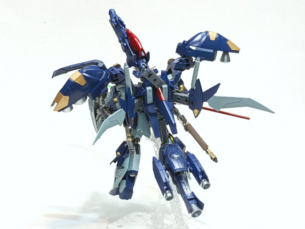 BWS装備のMS形態でのバックを1枚。尻尾だけをブースターにするつもりでしたが、なんか寂しいので、余っていたビルダーズパーツHDのMSマリーン01を尻尾の両側に取付ました。ちなみにスタンドに乗せているのでわかりにくいですが、背負い物が重くMS形態も安定性がいまいち。実は尻尾を付けたのはスタンドなしで自立させるためだったりします。