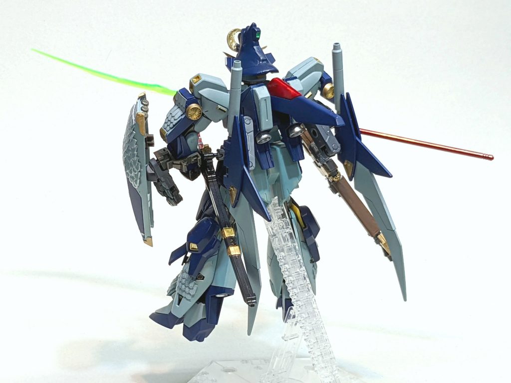 ・当世袖(とうせいそで)通常装甲に鱗装甲を付けたもの(ボンボン誌掲載の旧キット作例参考)とさらに武者摩亜屈を参考に追加の袖に、鱗装甲を付けたもので作成。ジャンクのSD武者ウイングゼロ?の足を使用。・鱗状の装甲設定にある鱗装甲は鱗を掘るのではなく、切り貼り。さらに脚部の一部にも切り貼り、増加装甲のようにしました。フロントアーマー部分、脚部、袖 楯に取り付けました。・バックパック通常のバックパックの横に3㎜穴をあけ、ジーエンアルトロンのウイングバインダーをガンプラバトルアームアームズのジョイントで取付、龍の意匠が感じられる雰囲気にしました。