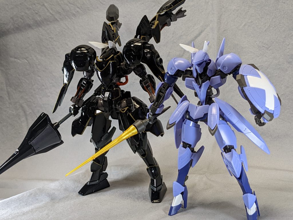 素体と比較。ガンダム系のスリッパ履かせてるのでちょっと背が高いですね。ご覧いただきありがとうございました。m(_ _)