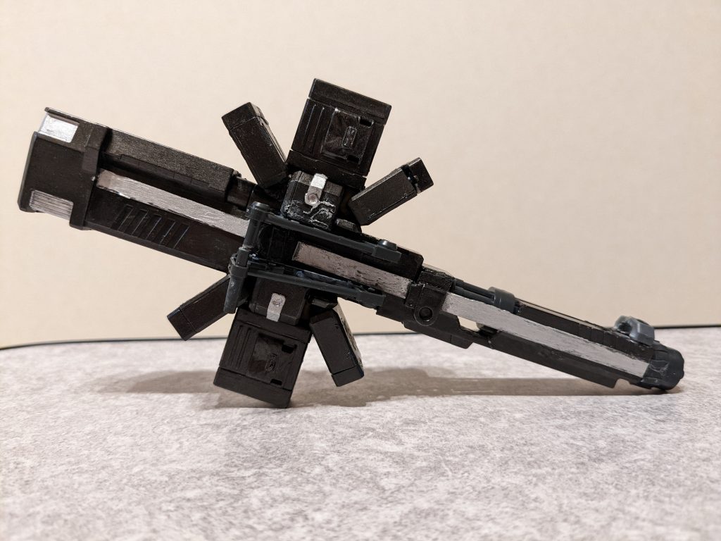 十字架砲は、1/100サーペントカスタムのバズーカを切って、ダブルガトリングの本体部分に繋いで長くし、その中にMGヘビーアームズのガトリングを通しています。で、上下にMGザク2の足につけるミサイルポッドを、斜めについているのは、旧1/100ヘビーアームズカスタムの脚部マイクロミサイルポッドです。中央にMGヘビーアームズのガトリング持ち手部分を接着して、そこを握らせて武器を保持しています。