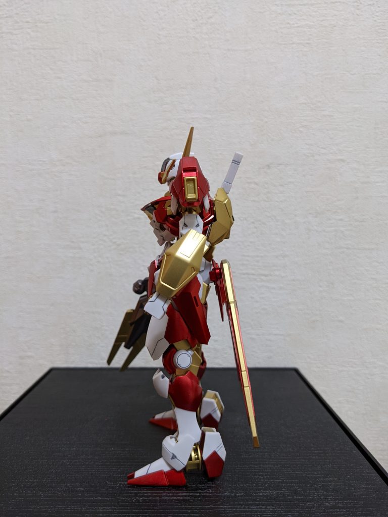 左側面カラーリングは、最初からビットオンフォーム前提で考えてあります。塗装剥がれるのが嫌なので、多分ずっとシールドにはしません😆腕や脚がほぼ「マスキング祭り」💦だったので力尽きて・・・もとい、メリハリつける意味で、本体以外は単色仕上げに。