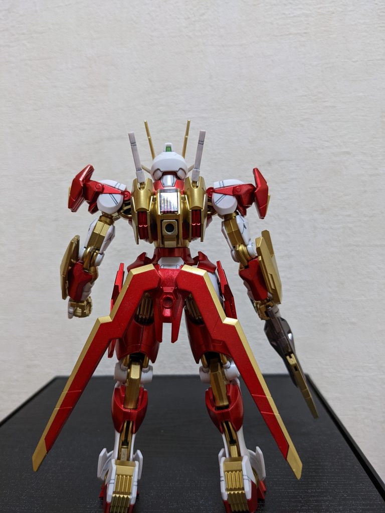 背面肩や腰に赤増量したのは、女子の機体なのでドレスっぽく見せようと思ったからですが、正面より背中からの方が意図が伝わりやすいなぁ😄バックパックはアクセント利かせて、赤と金を逆転させてみました。