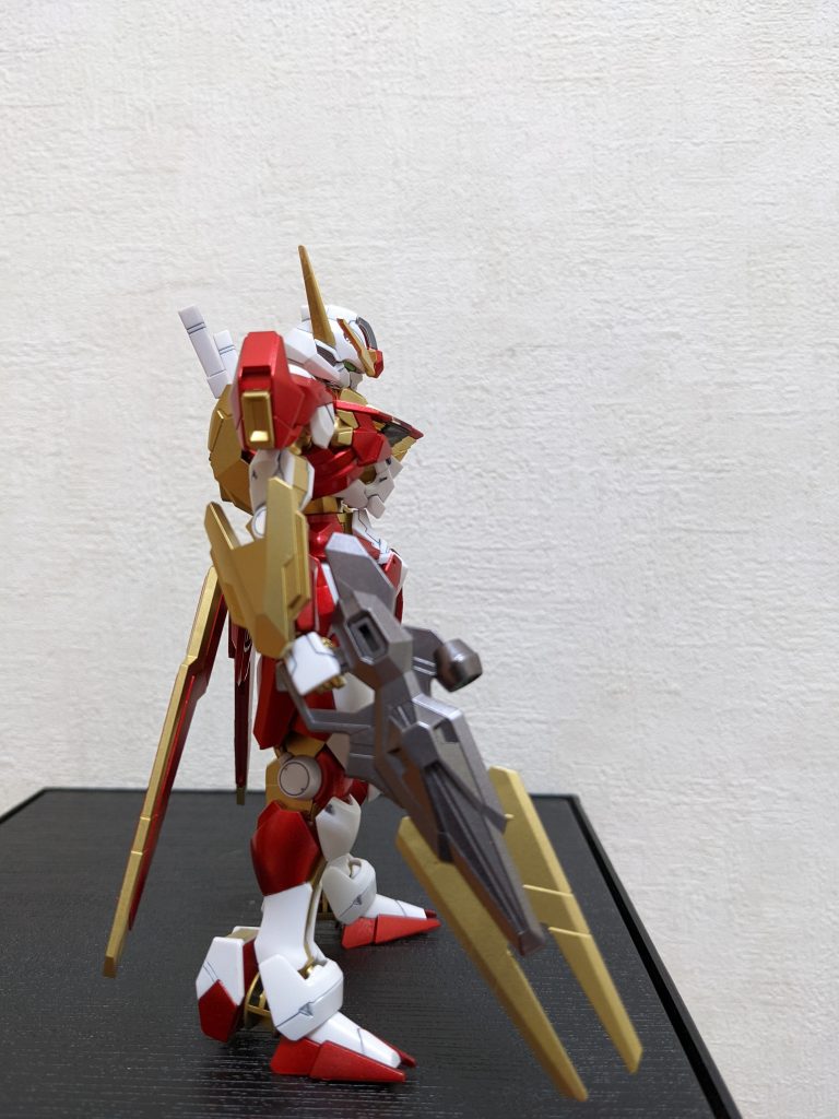 右側面ライフルも金で塗ろうかな、と思ったりしましたが、やめといて正解かも😅その代わり、先端のビットステイヴだけ「後付け感」出したかったので金に。