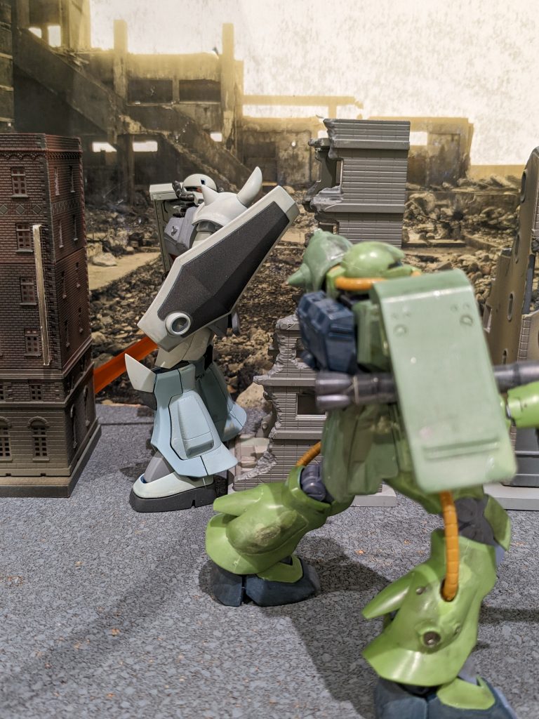 これによって水陸両用MSや砂漠戦など地球の環境に適したMSへと発展し、ジオン軍は地球の戦いに慣れていった。しかし、ゲリラ部隊や支配地域に友好的だったガルマ・ザビの戦死によって状況は一変したのだ。