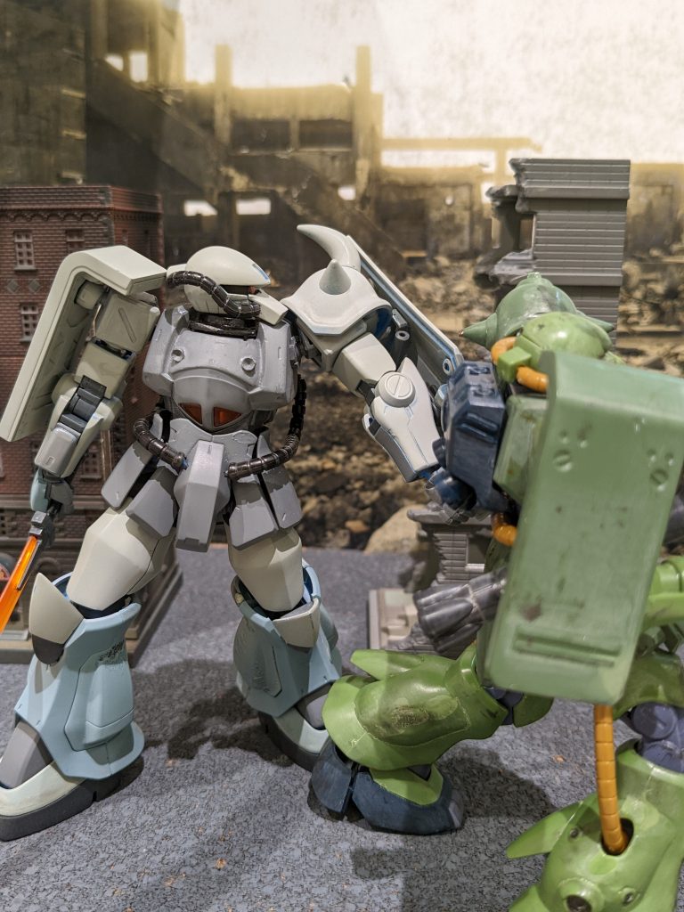 ジオン軍は連邦軍がMSを開発したのを境に徐々に形成逆転。劣勢となった事で現地ゲリラ部隊に対する支援の余裕がなくなり次第に冷遇が始まった。はじめはMSの性能を落としたモンキーモデルの提供、新型機と偽って試作機や欠陥機の提供から始まった。