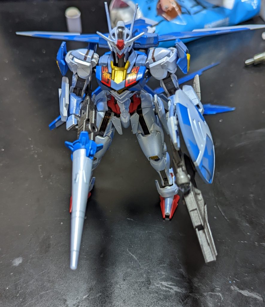 ビットオンフォームで合体したフルウエポンフォームビームライフルがレドームシールドと連結したため、命中率アップ効果が追加ビームサーベルはどこいったなんてコメントもありそうですが、ちゃんとウイングの下に合体してるので使えます