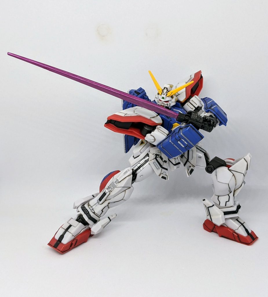 「Gフレームのウリでもある優秀な可動域はこのシャイニングガンダムでも勿論健在!!付属品に含まれるビーム・ソードもバッチリ構えられ格好良くポージングが付けれるのです!!」