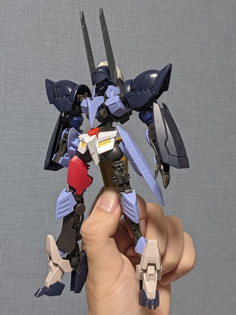 ミキシング中の写真です。顔はジャックエッジの顎に、ニッパーでファントムみたいな切れ込みをいれてます。なるべく海老川兼武デザインの機体を使用してるので、だいぶパーツも馴染んだと思います。