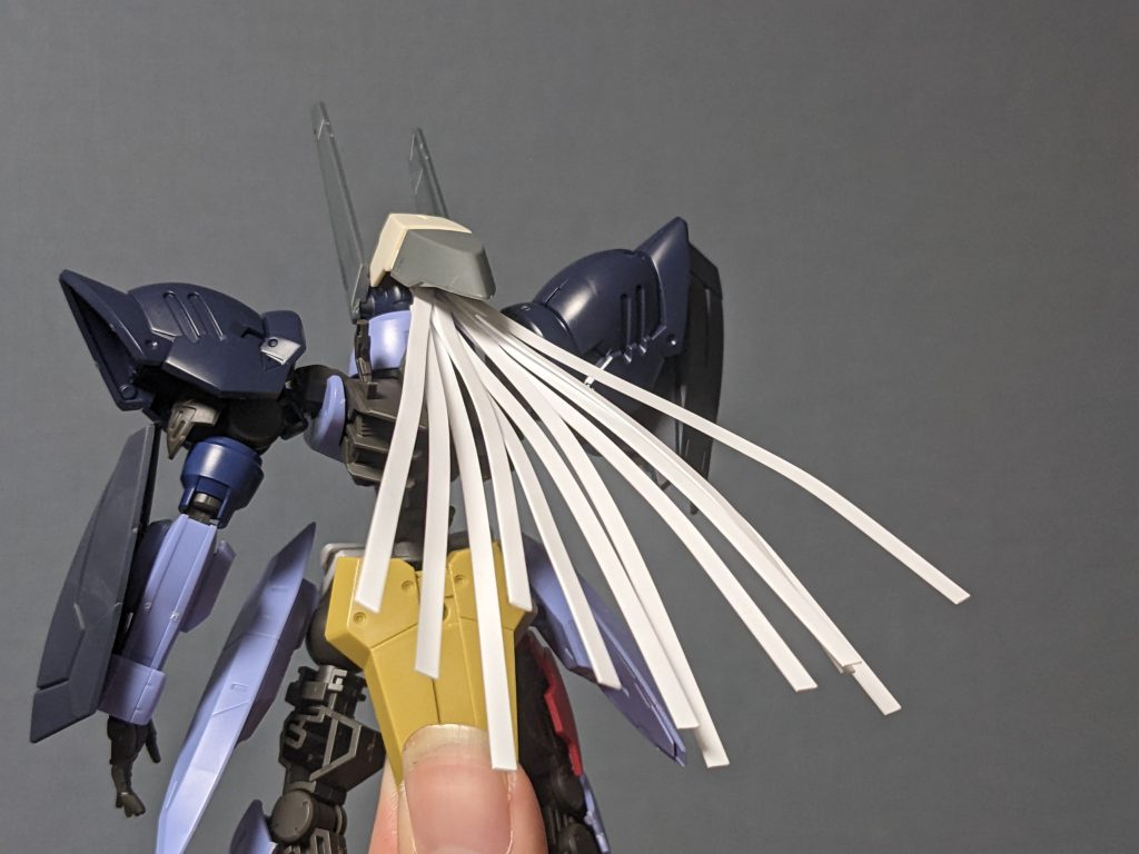 髪は薄さ0.3mmのプラ平棒を適当な長さに切って貼ってます。固定部とは別の軸に貼ってるので、横に可動できます。