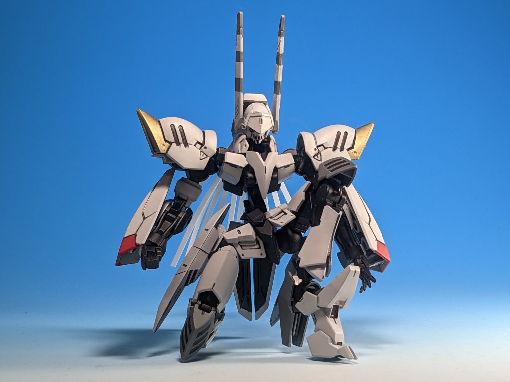 可動域はヴァルキュリアフレームをベースにしているのでよく動きます。ただフロントアーマーの干渉がひどかったので、少し不格好ですがフロントアーマーごと回せるようにしてます。お陰で写真のように膝立ちもできます。