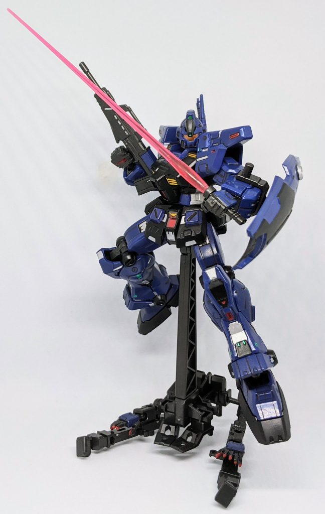 唯一の加工箇所としてビームサーベルの刃をHGシリーズの物からパーツ取りして取り付けてます、塗るよりこの方が手っ取り早いですしオススメな改造法です。
